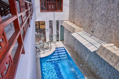 a swimming pool in the middle of a building at Casa Esmeralda Hotel Boutique in Cali