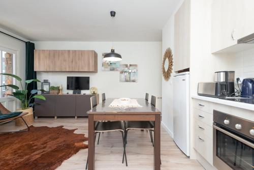  Mikka-Mundial Luxe -  Room  picture :   Tea/Coffee maker    Shower    TV                           