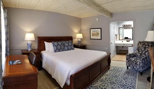 Tempat tidur dalam kamar di Carmel Valley Lodge