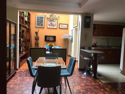 a kitchen and dining room with a table and chairs at Mini Departamento Cómodo in Cuenca