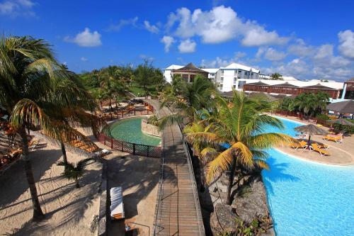 een luchtfoto van een resort met zwembad bij Studio kassav in Saint-François