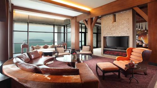 Ruang duduk di InterContinental One Thousand Island Lake Resort, an IHG Hotel