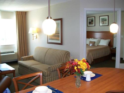 Säng eller sängar i ett rum på Candlewood Suites La Porte, an IHG Hotel