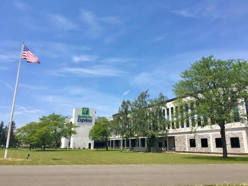 a building with an american flag in front of it at Holiday Inn Express - Grand Island, an IHG Hotel in Niagara Falls