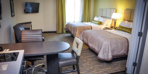 מיטה או מיטות בחדר ב-Candlewood Suites Pearl, an IHG Hotel