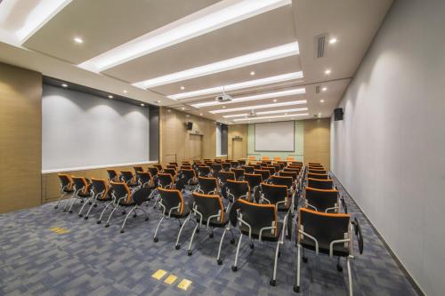 Οι επιχειρηματικές εγκαταστάσεις ή/και οι αίθουσες συνεδριάσεων στο Holiday Inn Express Guian Yungu by IHG