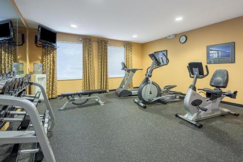 Pusat kecergasan dan/atau kemudahan kecergasan di Holiday Inn Express Hanover by IHG