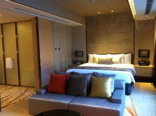 Postel nebo postele na pokoji v ubytování Crowne Plaza Hong Kong Kowloon East by IHG