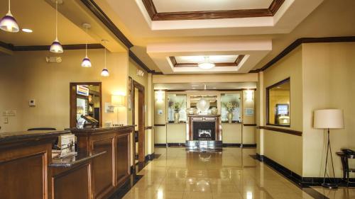 a lobby of a hotel with a hair salon at Holiday Inn Express Hotel & Suites Waller by IHG in Waller