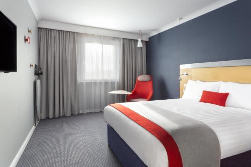 Tempat tidur dalam kamar di Holiday Inn Express Earls Court, an IHG Hotel