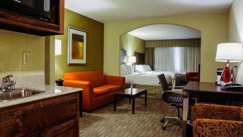 WallerにあるHoliday Inn Express Hotel & Suites Waller, an IHG Hotelのベッドとバスルーム付きのホテルルームです。