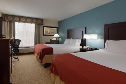 เตียงในห้องที่ Holiday Inn Express Winston-Salem, an IHG Hotel