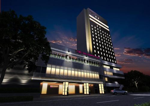 un edificio con un coche aparcado delante de él en ANA Crowne Plaza Kumamoto New Sky, an IHG Hotel en Kumamoto