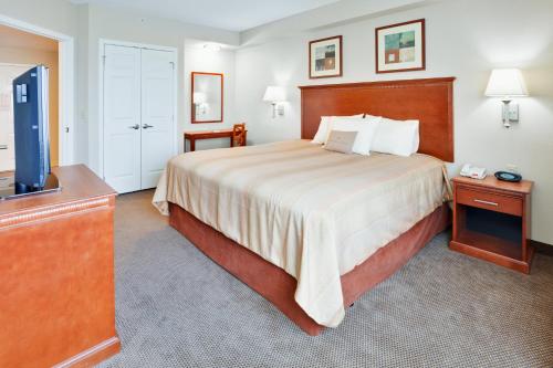 Un ou plusieurs lits dans un hébergement de l'établissement Candlewood Suites Hazleton, an IHG Hotel
