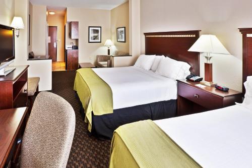 A bed or beds in a room at Holiday Inn Express & Suites - Miami, an IHG Hotel