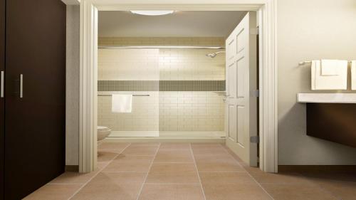 uma casa de banho com uma cabina de duche ao nível do chão ao lado de um WC em Staybridge Suites - Johnson City, an IHG Hotel em Johnson City