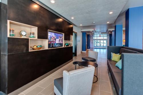 a lobby with a bar with blue walls and chairs at Holiday Inn Express & Suites Gatesville - N. Ft Hood by IHG in Gatesville