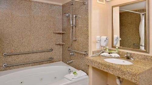 Koupelna v ubytování Holiday Inn Express Hotel & Suites Lincoln-Roseville Area, an IHG Hotel