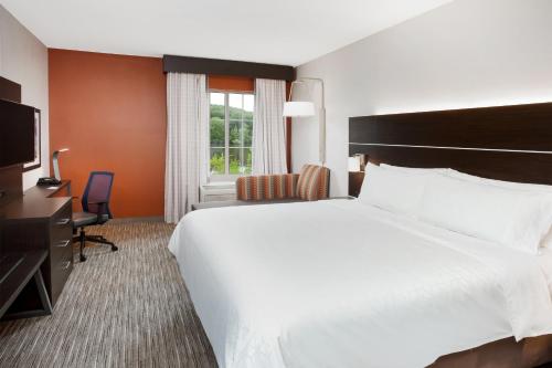 Postel nebo postele na pokoji v ubytování Holiday Inn Express Haskell-Wayne Area by IHG