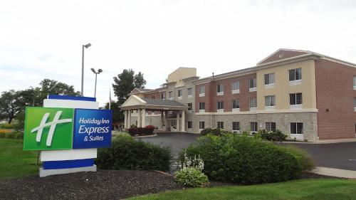 a sign in front of a building at Holiday Inn Express & Suites Indianapolis North - Carmel by IHG in Carmel