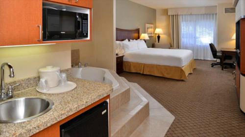 Imagen de la galería de Holiday Inn Express Hotel & Suites Lincoln-Roseville Area, an IHG Hotel, en Roseville