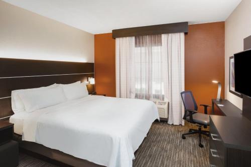 Postel nebo postele na pokoji v ubytování Holiday Inn Express Haskell-Wayne Area by IHG