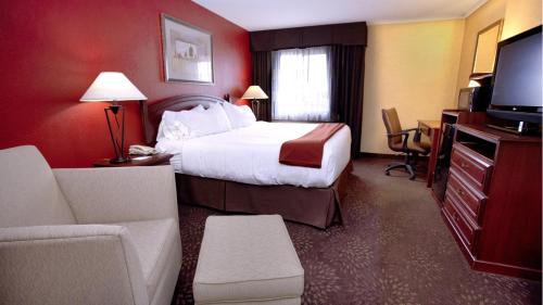 Кровать или кровати в номере Holiday Inn Express Jamestown by IHG