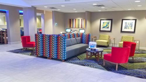 Ruang duduk di Holiday Inn Express Hastings by IHG