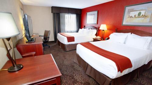 A bed or beds in a room at Holiday Inn Express Jamestown, an IHG Hotel