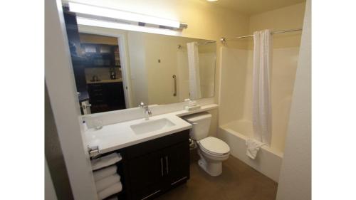Bilik mandi di Candlewood Suites West Little Rock, an IHG Hotel