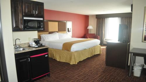 Кровать или кровати в номере Holiday Inn Express Greensburg, an IHG Hotel