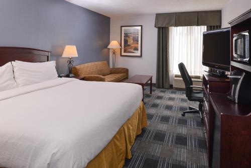 Ліжко або ліжка в номері Holiday Inn Express La Junta, an IHG Hotel