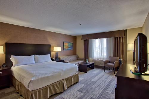 En eller flere senger på et rom på Holiday Inn Express & Suites Costa Mesa, an IHG Hotel