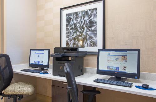 Televisyen dan/atau pusat hiburan di Holiday Inn Express Berea by IHG