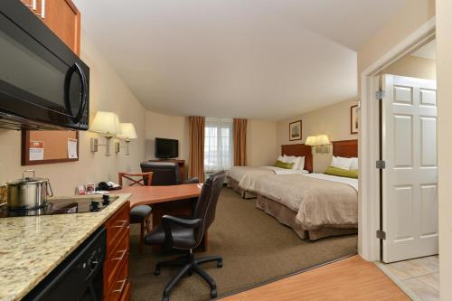 Säng eller sängar i ett rum på Candlewood Suites Chambersburg, an IHG Hotel