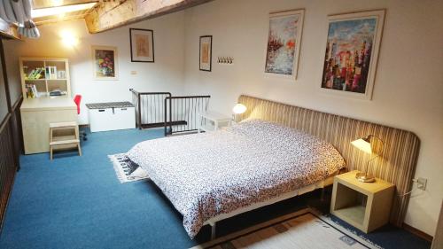 una camera con un letto e un tappeto blu di Florence Center Duomo a Firenze