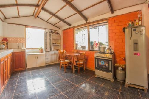 Kitchen o kitchenette sa Secret Valley House Cusco