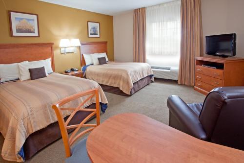Tempat tidur dalam kamar di Candlewood Suites League City, an IHG Hotel