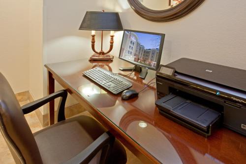 - un bureau avec un ordinateur et un ordinateur portable dans l'établissement Candlewood Suites Houston The Woodlands, an IHG Hotel, à The Woodlands
