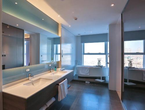 Ett badrum på Holiday Inn Express Harbin Qunli, an IHG Hotel