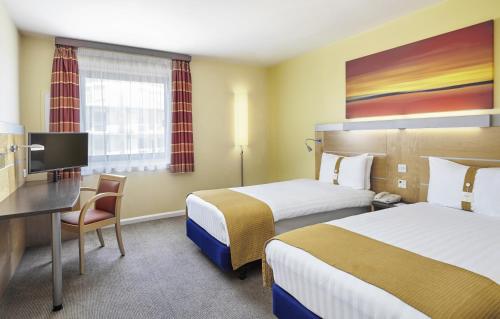 En eller flere senge i et værelse på Holiday Inn Express London - Newbury Park, an IHG Hotel