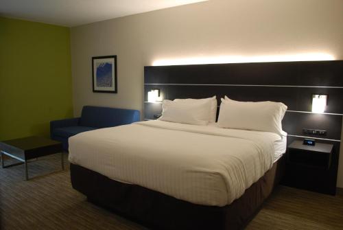 Postel nebo postele na pokoji v ubytování Holiday Inn Express Hotel & Suites Kingsport-Meadowview I-26 by IHG