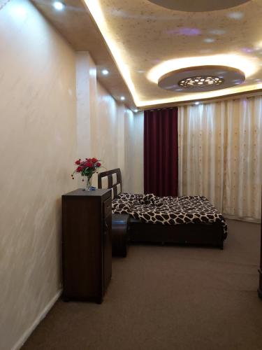 Giường trong phòng chung tại Jarajreh Apartments/ Hotel