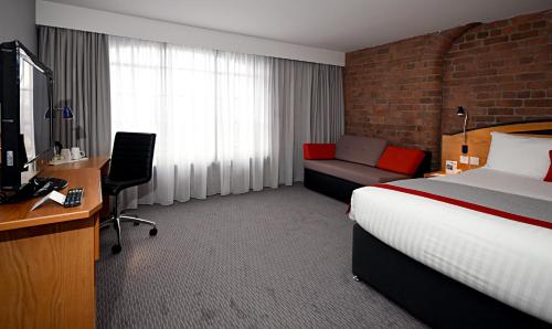 TV a/nebo společenská místnost v ubytování Holiday Inn Express Liverpool-Albert Dock by IHG