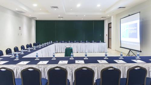 a conference room with a screen and a table with chairs at Holiday Inn Express Xalapa by IHG in Xalapa