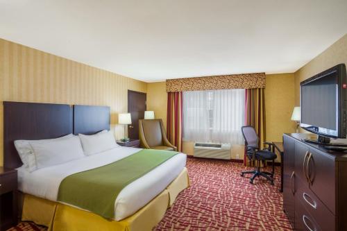 Televízia a/alebo spoločenská miestnosť v ubytovaní Holiday Inn Express Layton - I-15, an IHG Hotel