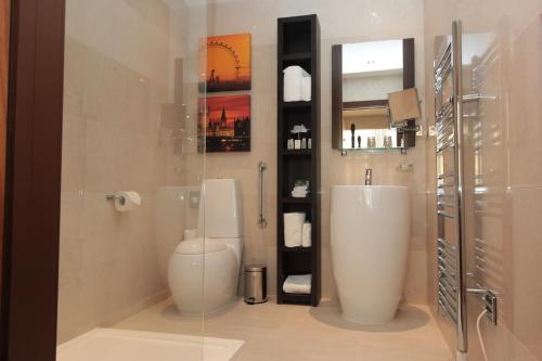 uma casa de banho com um WC e um lavatório. em Hotel Indigo London Tower Hill, an IHG Hotel em Londres