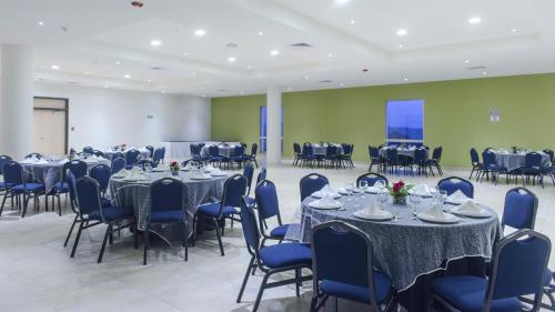 a banquet hall with tables and chairs and a room filled with tables and chairsktop at Holiday Inn Express Xalapa by IHG in Xalapa