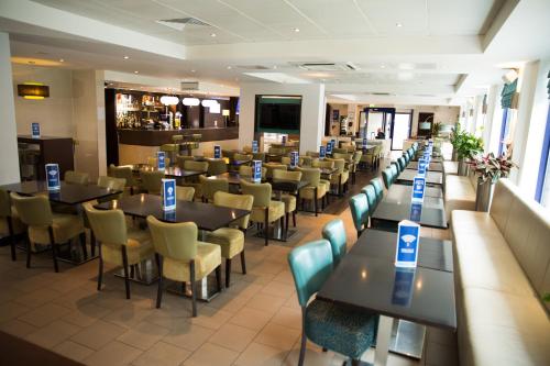 Un restaurant sau alt loc unde se poate mânca la Holiday Inn Express London Stratford, an IHG Hotel