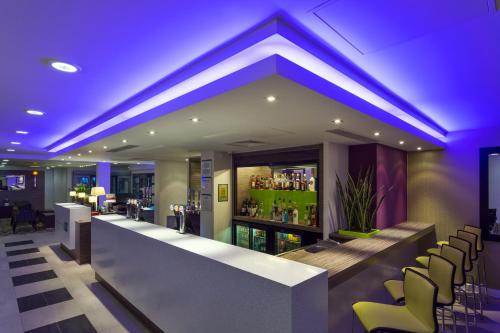 Lounge nebo bar v ubytování Holiday Inn Express Harlow by IHG